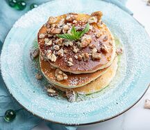 Панкейки с грецкими орехами, медом и йогуртом