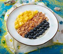 Грикбоул с йогуртом и ягодами