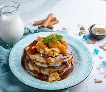 Панкейки с карамелизированными яблоками, корицей и йогуртом