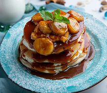 Панкейки с карамелизированными бананами