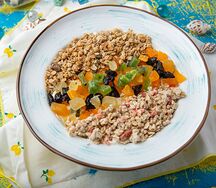 Грикбоул с йогуртом и сухофруктами