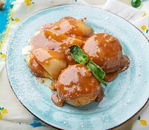 Сырники с карамелизированными яблоками и йогуртом