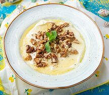 Грикбоул с йогуртом, медом и орехами