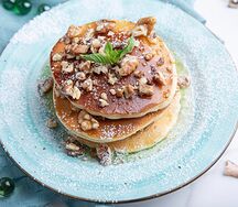 Фирменные панкейки с медом и грецким орехом