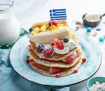 Панкейки со свежими фруктами и йогуртом