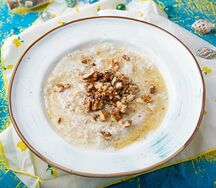 Овсяная каша с грецкими орехами и медом
