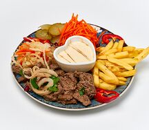 Шаверма на тарелке с люля-кебаб из говядины