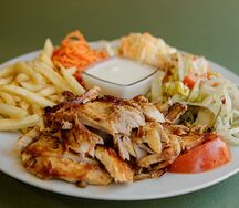 Шаверма на тарелке с курицей