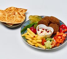 Фалафель на тарелке