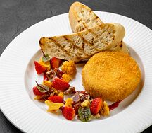 Жареный камамбер с грецкими орехами и клубникой 