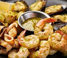 Морепродукты в чесночном соусе