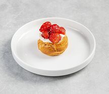 Профитроль с клубникой