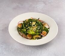 Салат с морскими гребешками