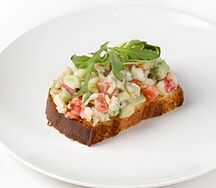 Мини-брускетта с камчатским крабом