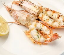 Розовые креветки на гриле
