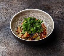 Хрустящие баклажаны с розовыми томатами и соусами чили и BBQ