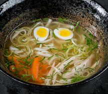 Бульон куриный с домашней лапшой