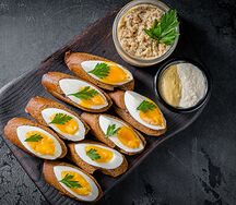 Форшмак из сельди с ржаными тостами