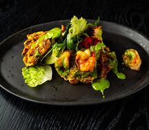 Кабачковые вафли с креветками васаби, гуакамоле и листьями салата