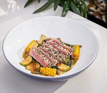 Стейк из тунца в кунжутной панировке с овощами по-средиземноморски 