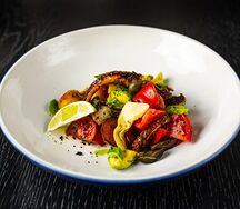 Салат с осьминогом, артишоками и бальзамическим соусом