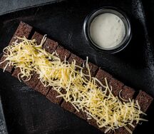 Чесночные гренки с соусом блю чиз