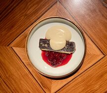 Брауни с кремом маскарпоне и сезонными ягодами  