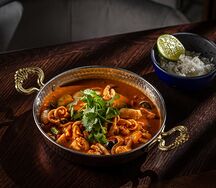 Морепродукты в соусе карри с рисом 