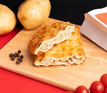Чебурек Цыплёнок, картофель, жареный лук и трюфель
