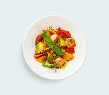 Теплый салат с креветками и авокадо