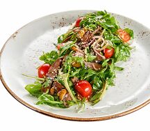 Теплый салат с говядиной и рукколой