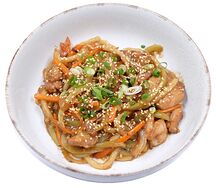 Удон с куриным бедром по-тайски