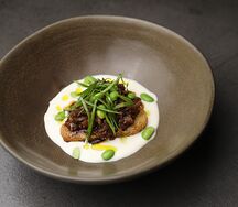 Картофельный крокет, говяжья щека, соус унаги