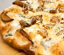 Римская пицца фламбированная груша с сыром дор-блю