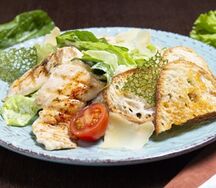 Салат цезарь с курицей