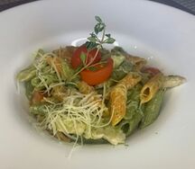 Паста с курицей и соусом песто