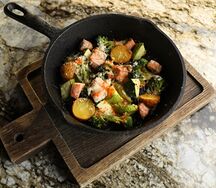 Жаркое из лосося с картофелем и овощами
