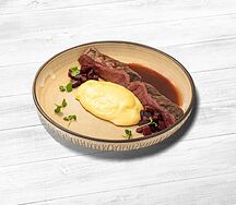 Дикая оленина в соусе из малины и можжевельника, картофельное пюре с пармезаном