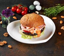 Бургер с мраморной говядиной и беконом