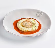 Треска с картофельным пюре и соусом биск