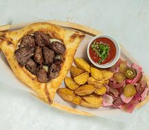 Сырная лодочка с шиш-кебабом из телятины