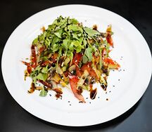 Салат из рукколы с курицей