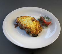 Cвинoй стейк под сыром и грибами
