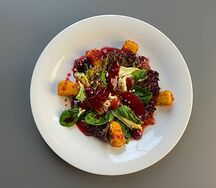 С жареным камамбером, грушей и соусом черри
