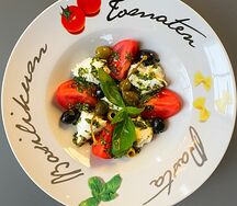 Капрезе с томатами и сыром моцарелла