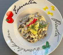 Бефстроганов с картофельным пюре и грибами
