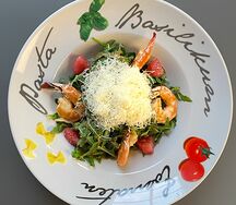 Руккола с авокадо и креветками