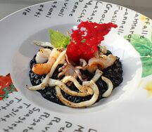 Ризотто с морепродуктами и чернилами каракатицы