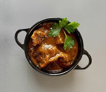 Телятина, томленная в густом мясном бульоне