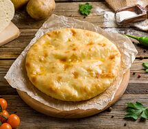 Постный мини-пирог с картофелем и зелёным луком